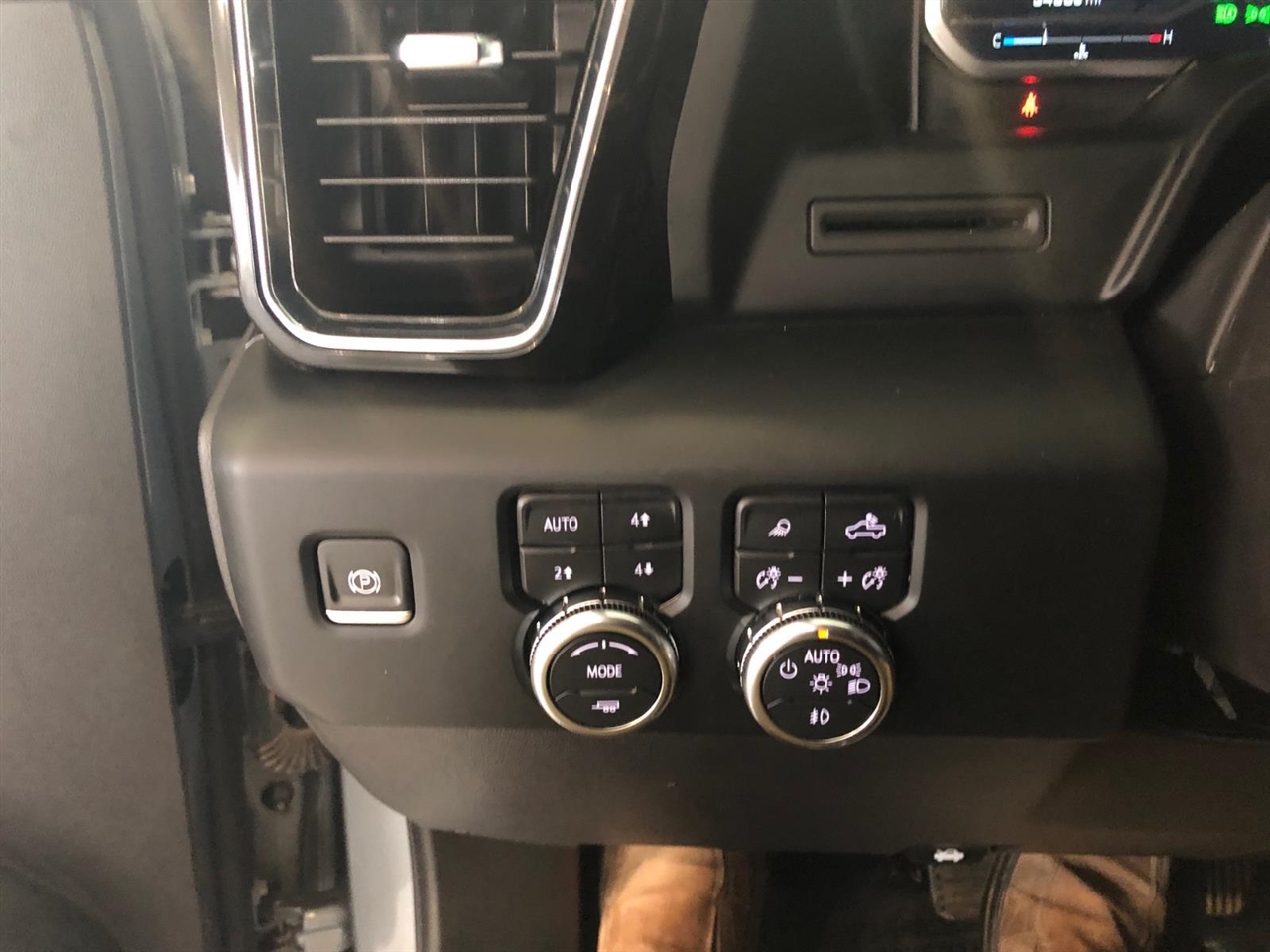 GMC Sierra 1500 4WD Crew Cab 147" Denali 2023