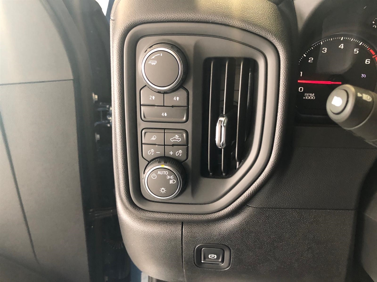 Chevrolet Silverado 2500HD 4WD Crew Cab 159" Custom 2026