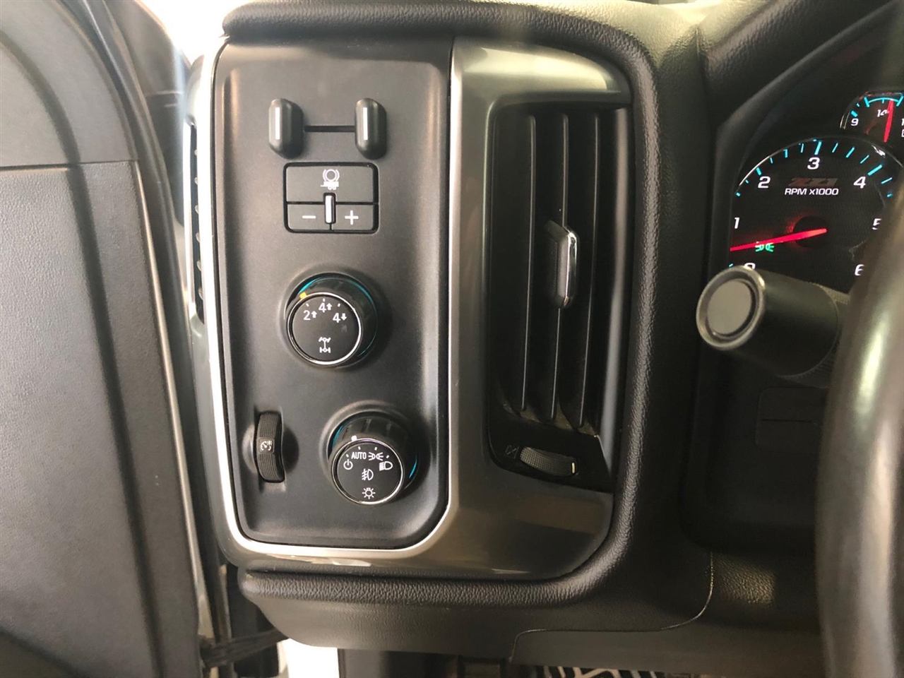 Chevrolet Silverado 2500HD Built After Aug 14 4WD Crew Cab 153.7" LT 2015