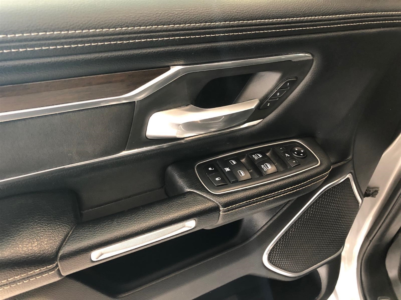 RAM 1500 Laramie 4x4 Crew Cab 5'7" Box 2021