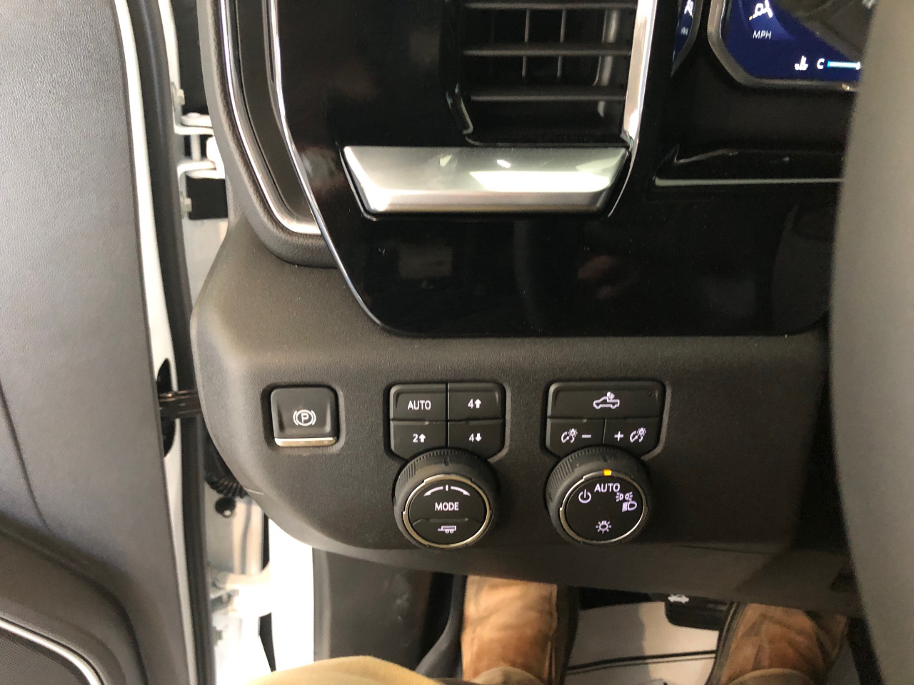 Chevrolet Silverado 1500 4WD Crew Cab 147" LT w/1LT 2026