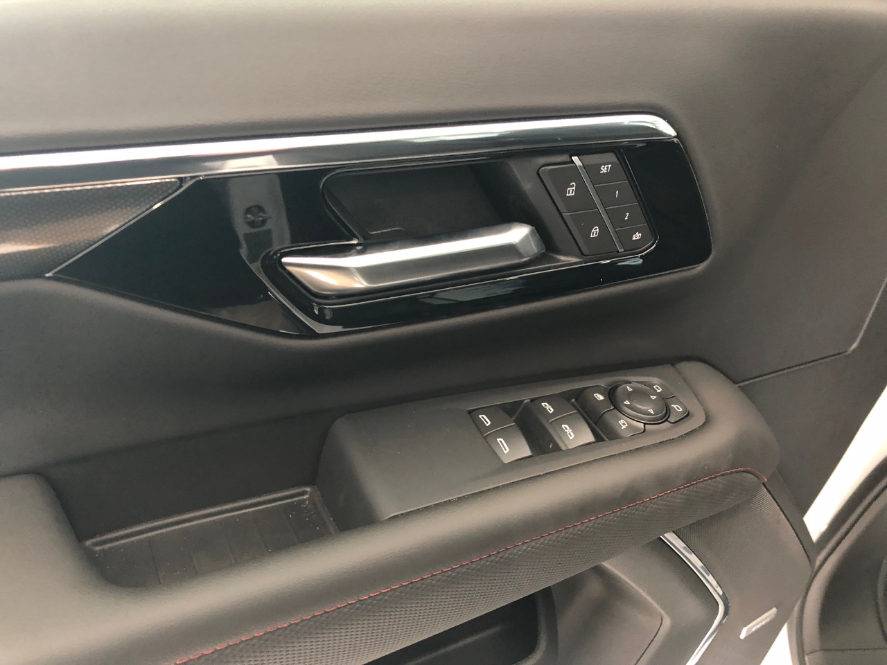 Chevrolet Suburban 4WD 4dr RST 2026