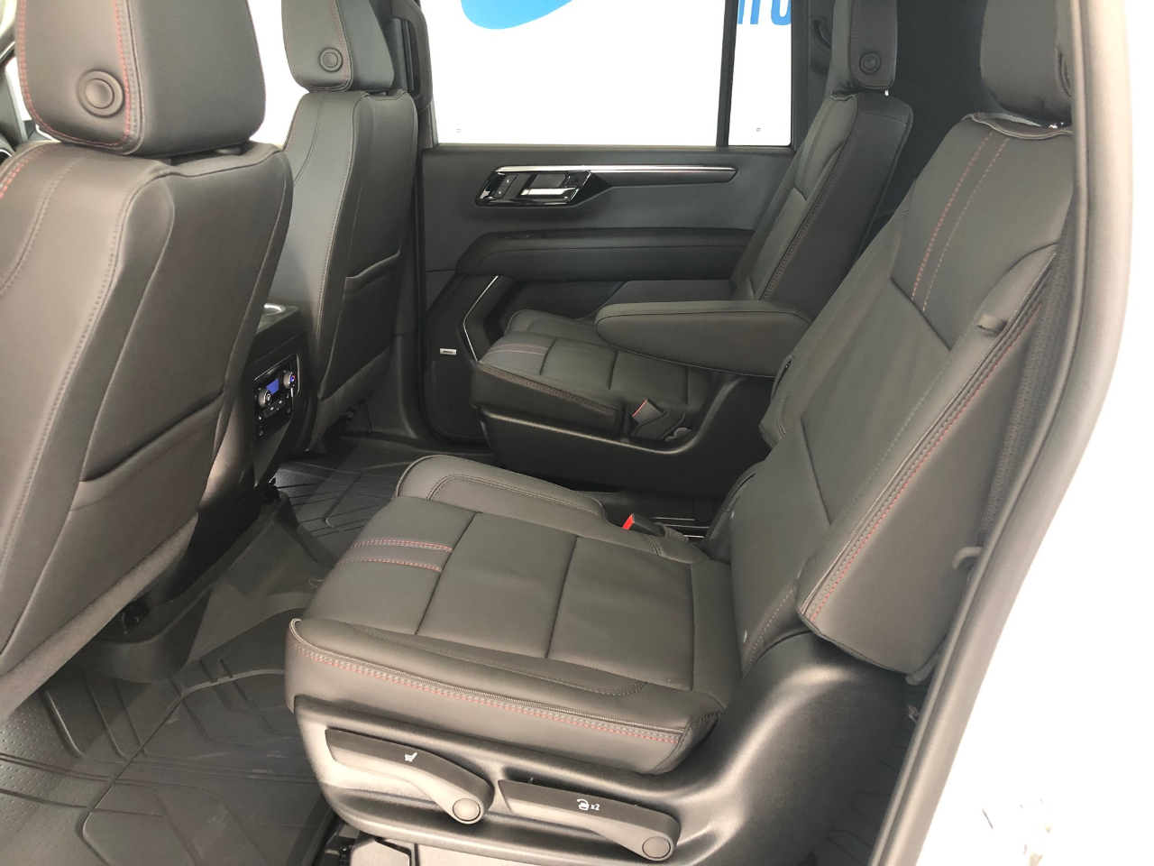 Chevrolet Suburban 4WD 4dr RST 2026