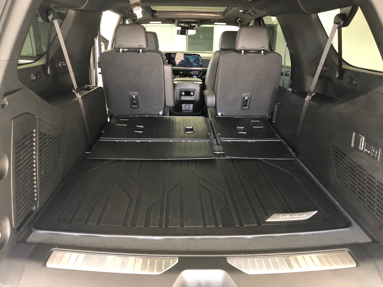 Chevrolet Suburban 4WD 4dr RST 2026