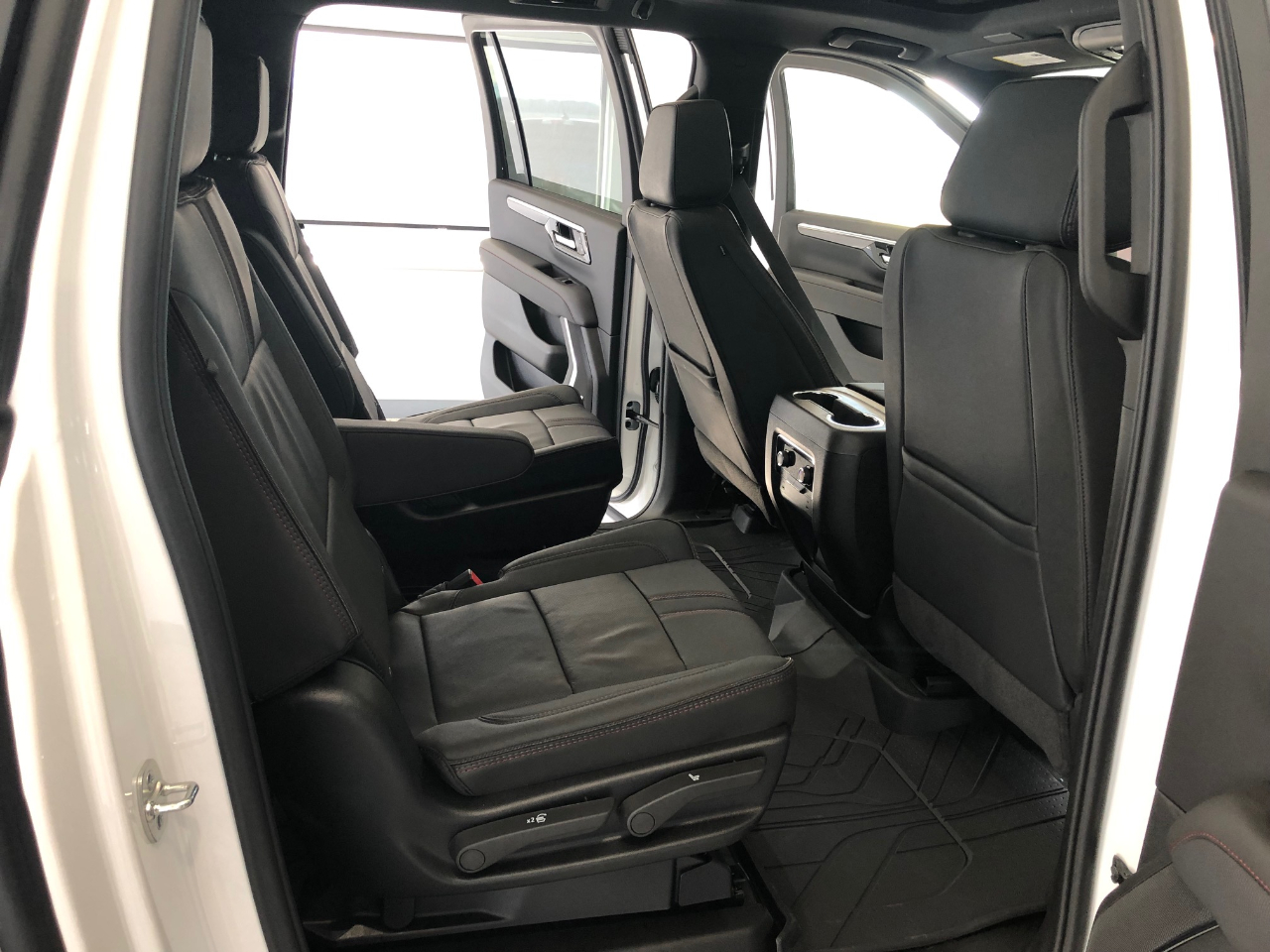 Chevrolet Suburban 4WD 4dr RST 2026