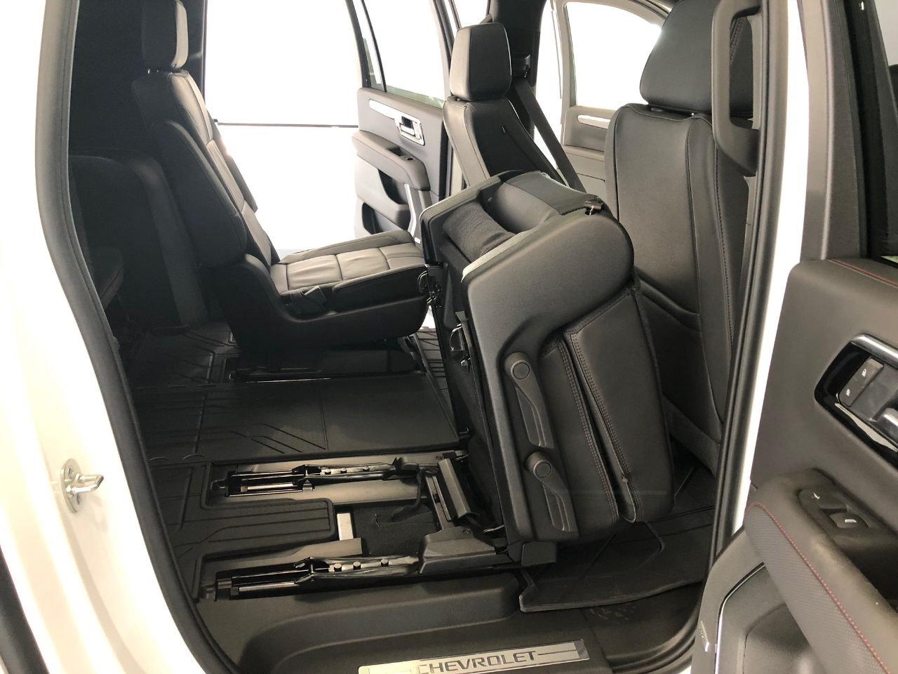 Chevrolet Suburban 4WD 4dr RST 2026