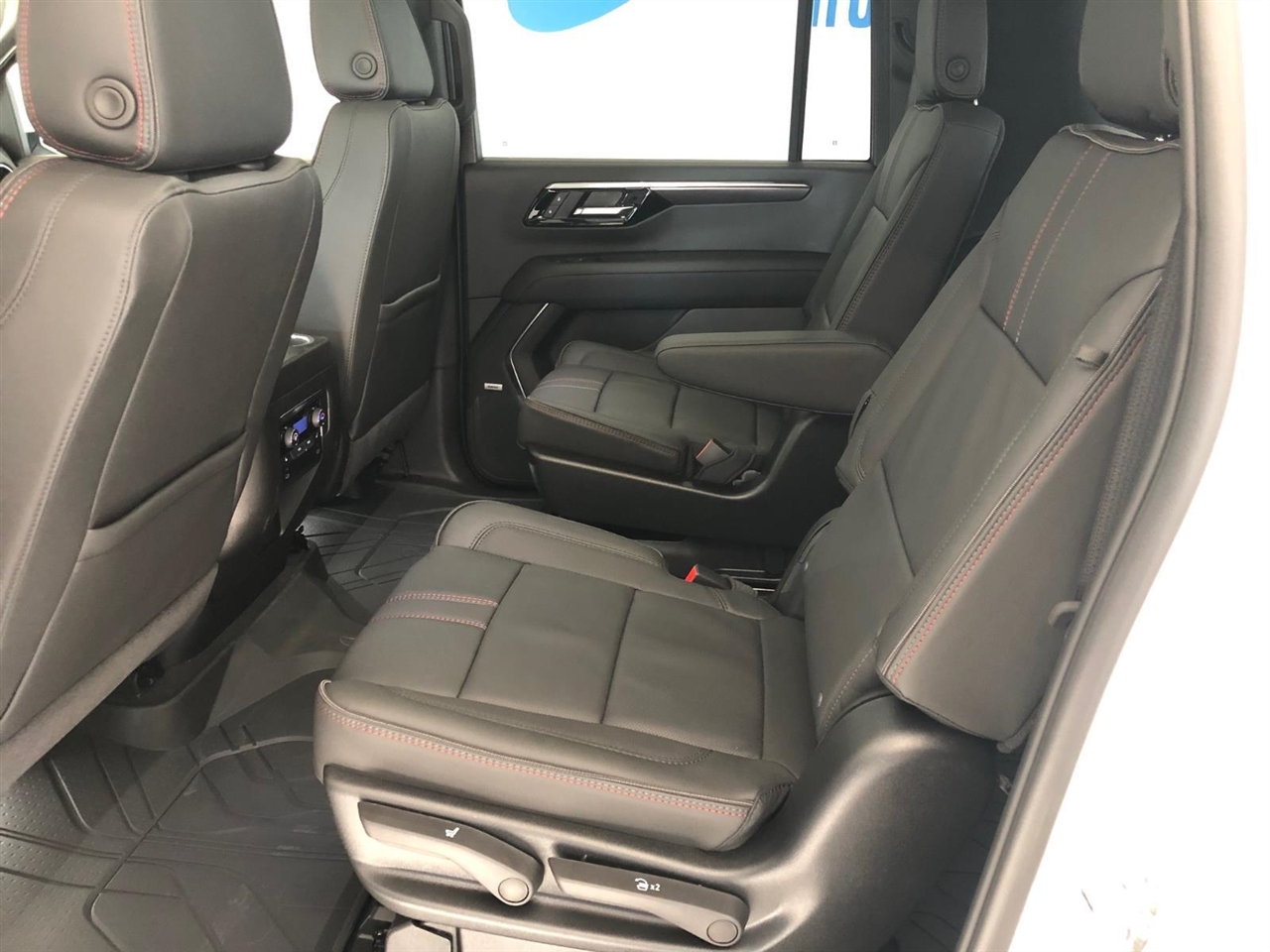 Chevrolet Suburban 4WD 4dr RST 2026