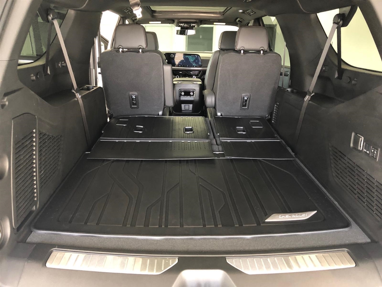 Chevrolet Suburban 4WD 4dr RST 2026