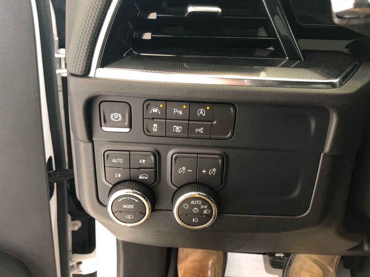 Chevrolet Suburban 4WD 4dr RST 2026