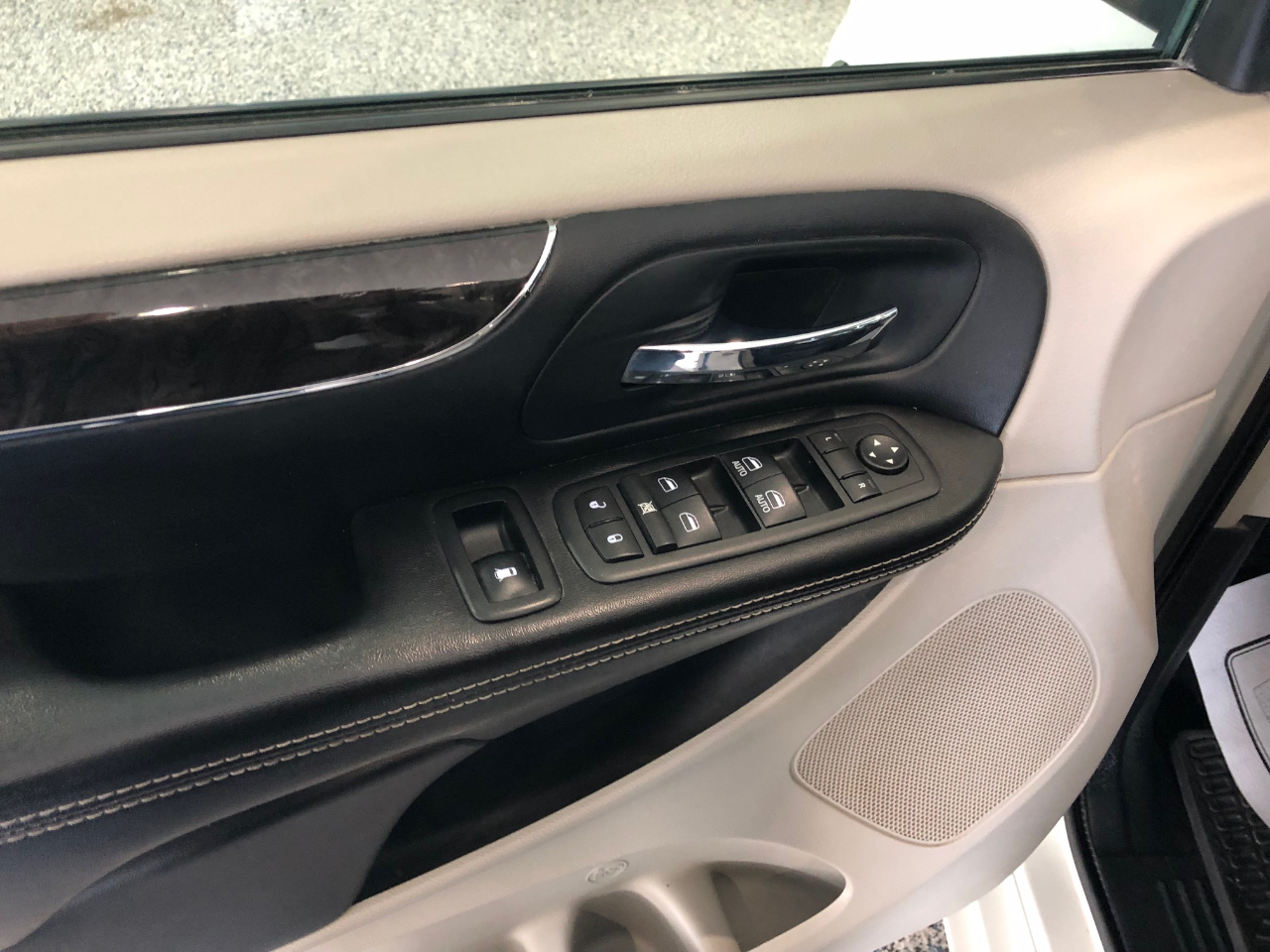 Chrysler Town & Country 4dr Wgn Touring 2012