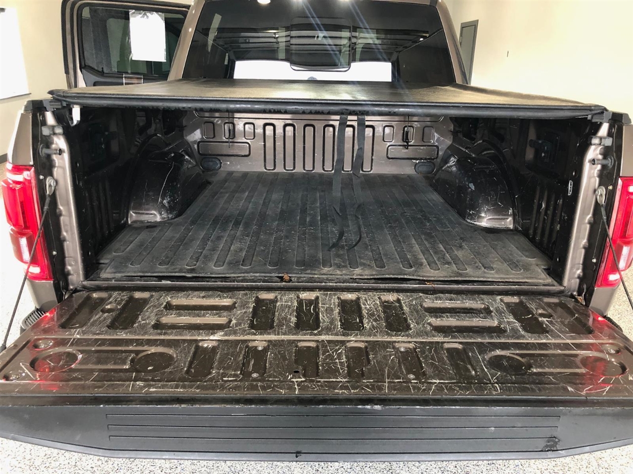 Ford F-150 4WD SuperCrew 145" Lariat 2016