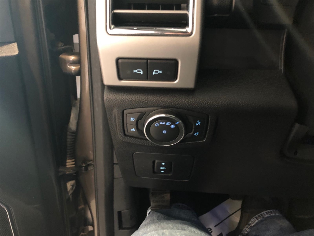 Ford F-150 4WD SuperCrew 145" Lariat 2016