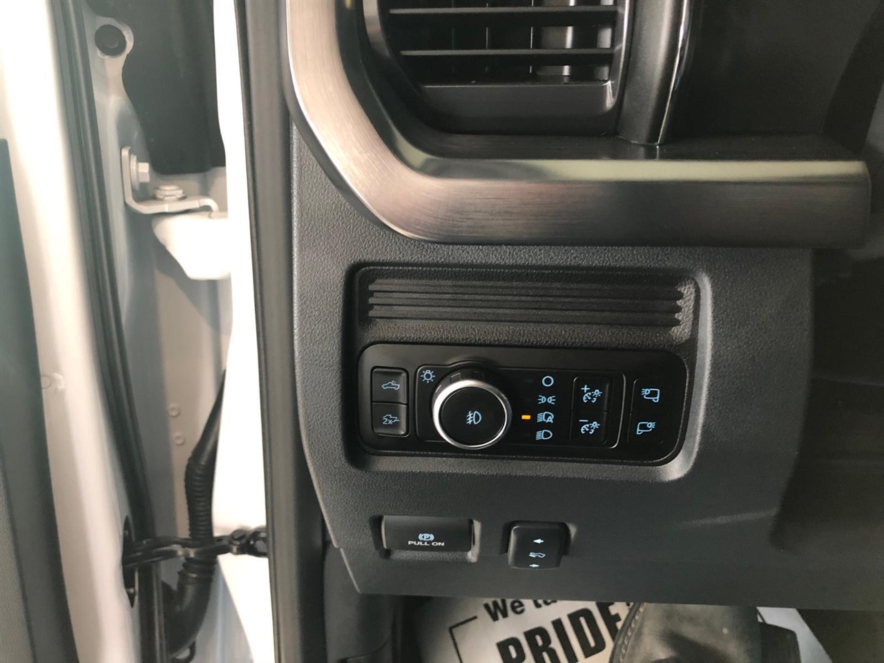 Ford Super Duty F-250 SRW Lariat 4WD Crew Cab 6.75' Box 2025