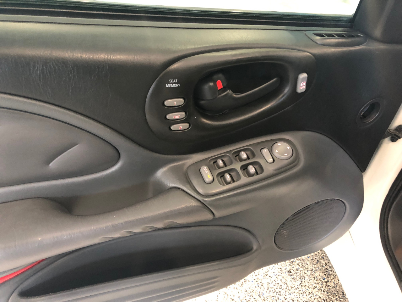 Pontiac Bonneville 4dr Sdn SSEi 2003