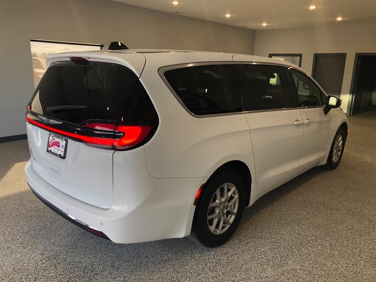 Chrysler Pacifica Touring L FWD 2023
