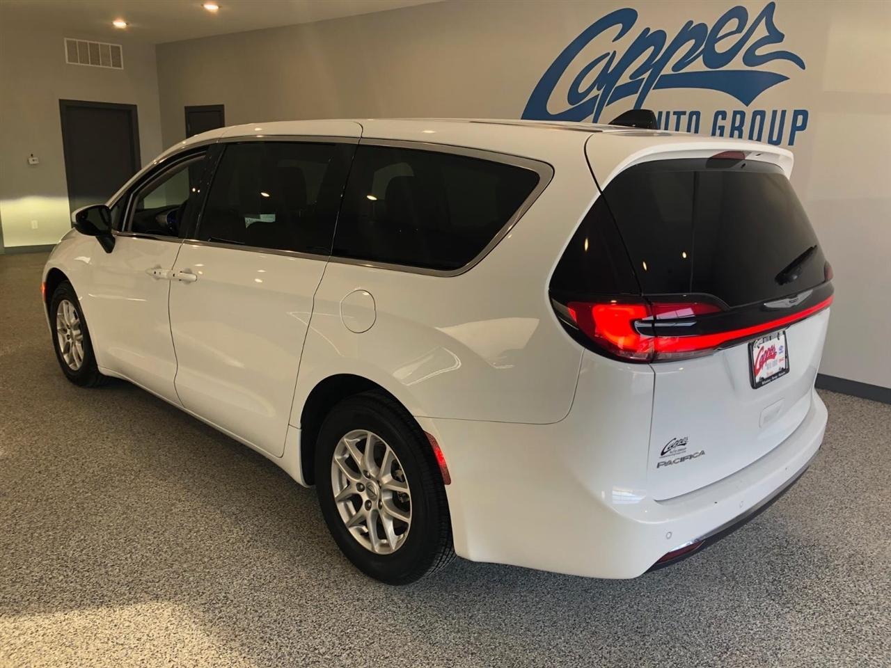 Chrysler Pacifica Touring L FWD 2023