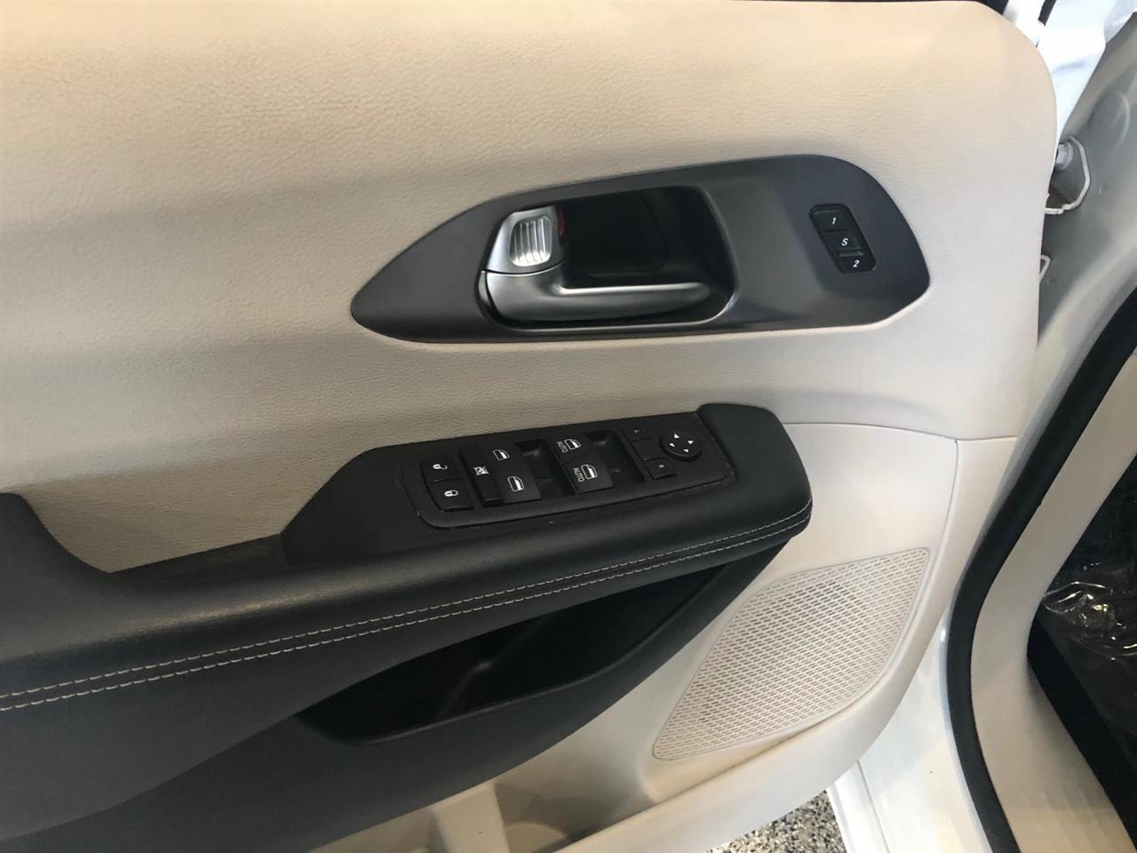 Chrysler Pacifica Touring L FWD 2023