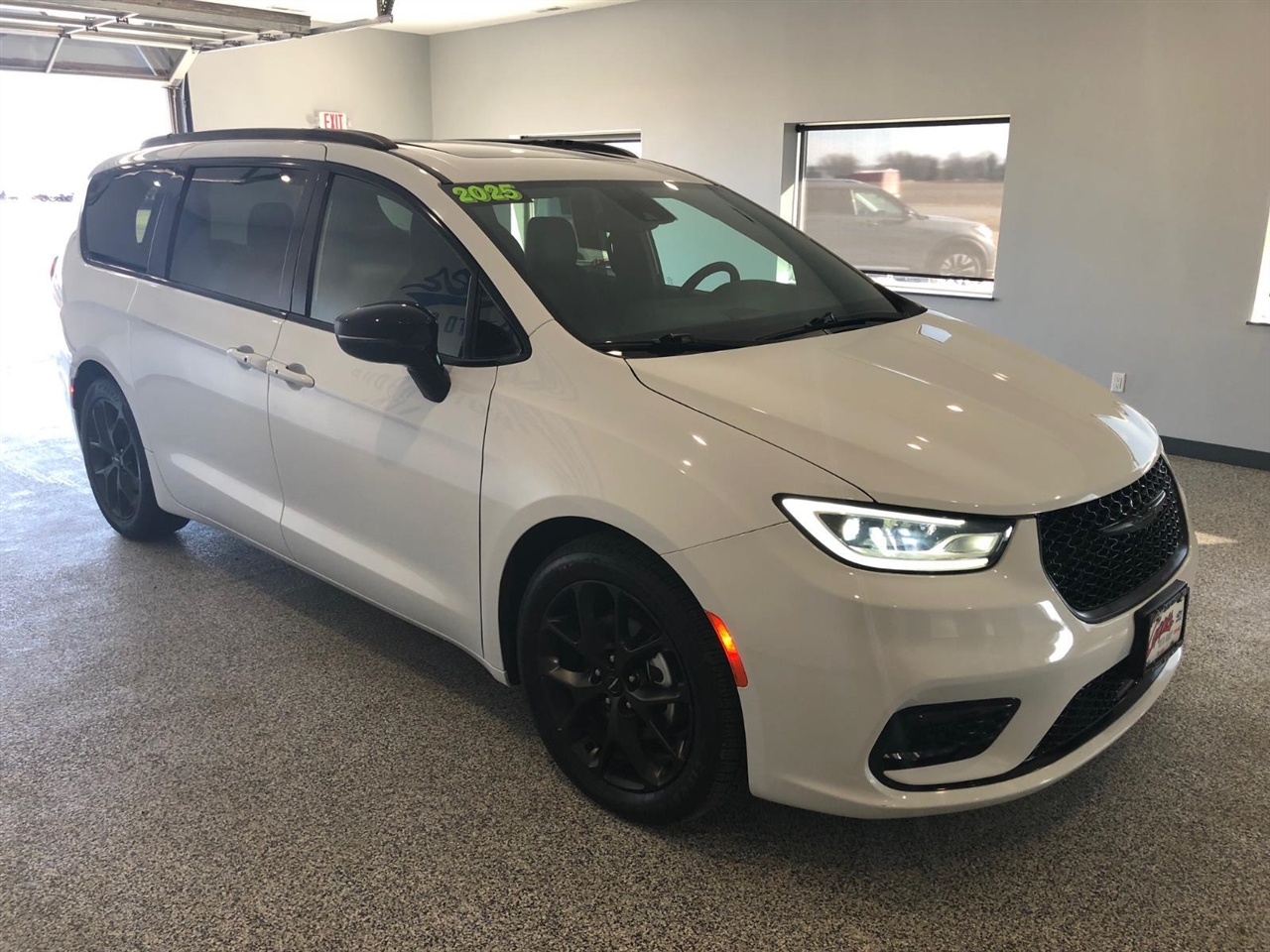 Chrysler Pacifica Limited FWD 2025