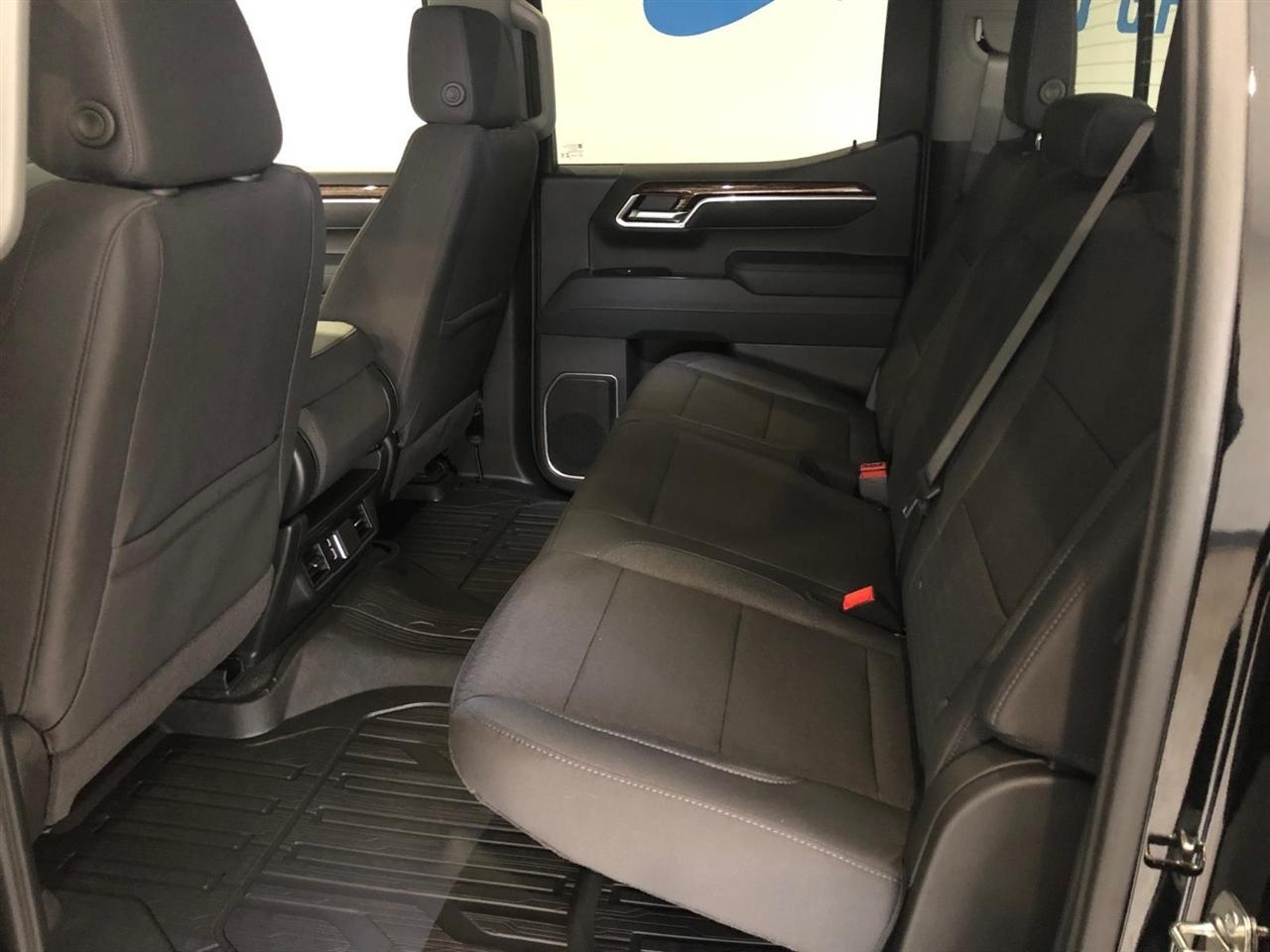 GMC Sierra 1500 4WD Crew Cab 147" SLE 2026