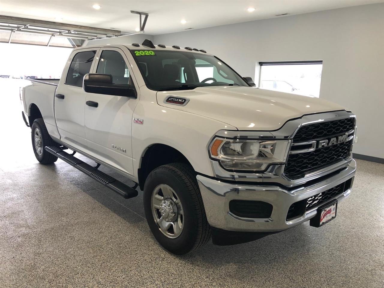 RAM 2500 Tradesman 4x4 Crew Cab 6'4" Box 2020