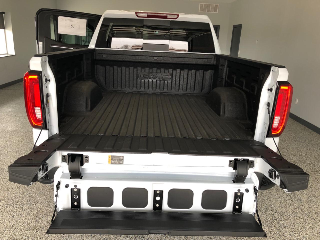 GMC Sierra 1500 4WD Crew Cab 147" SLT 2026