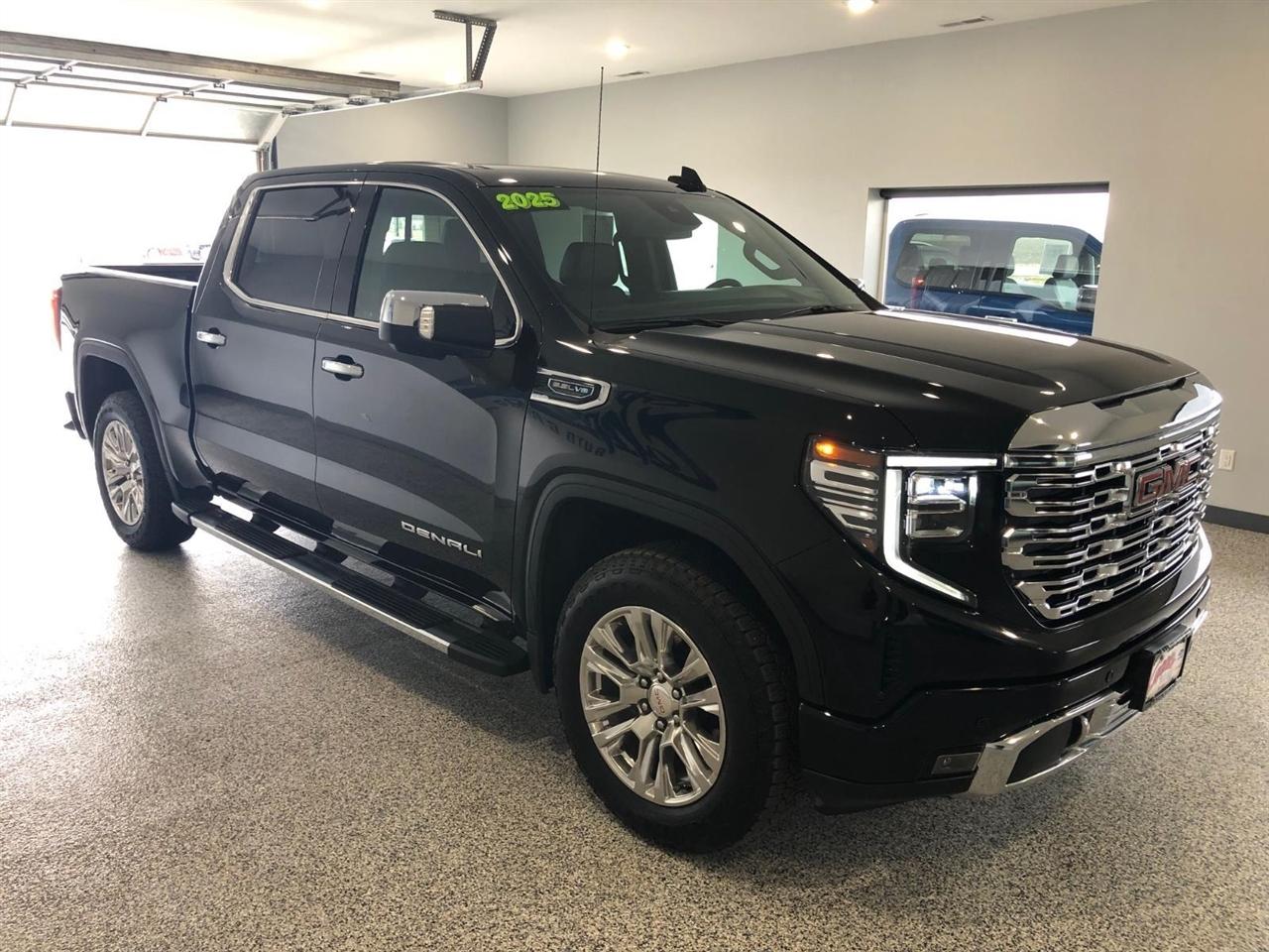 GMC Sierra 1500 4WD Crew Cab 147" Denali 2025
