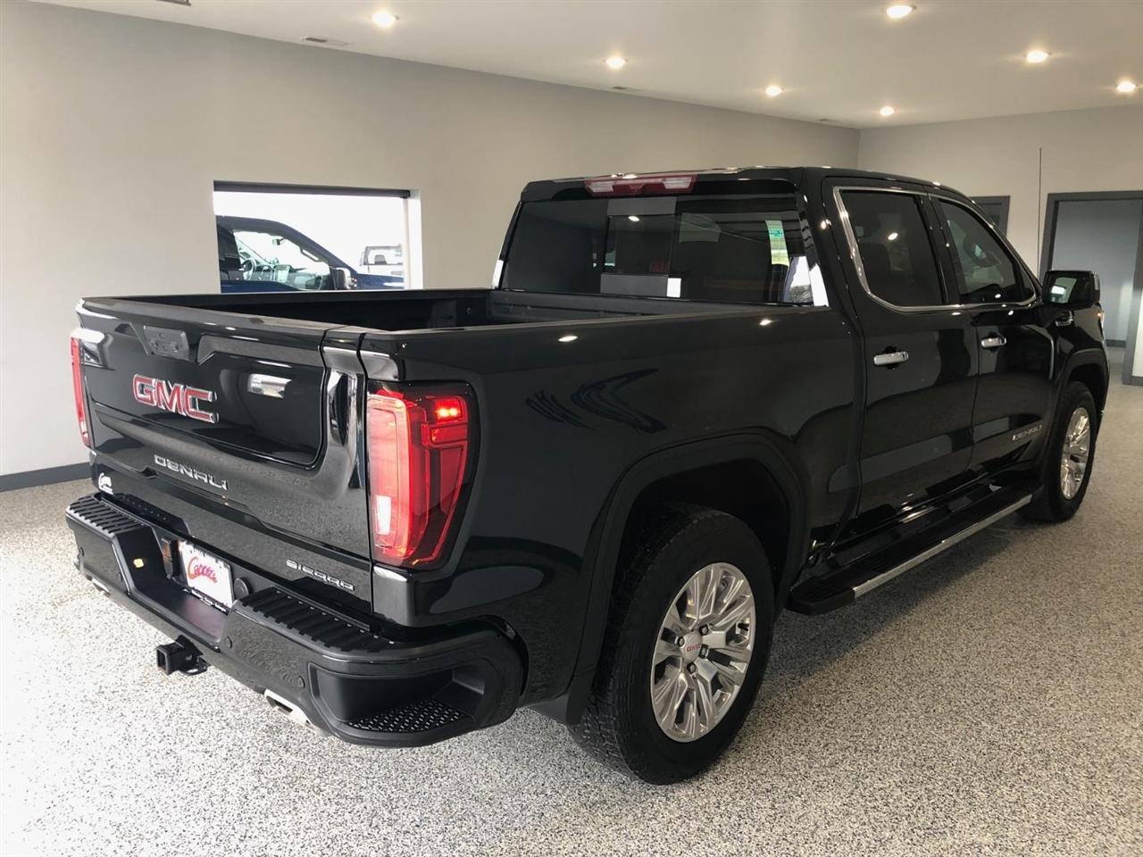 GMC Sierra 1500 4WD Crew Cab 147" Denali 2025