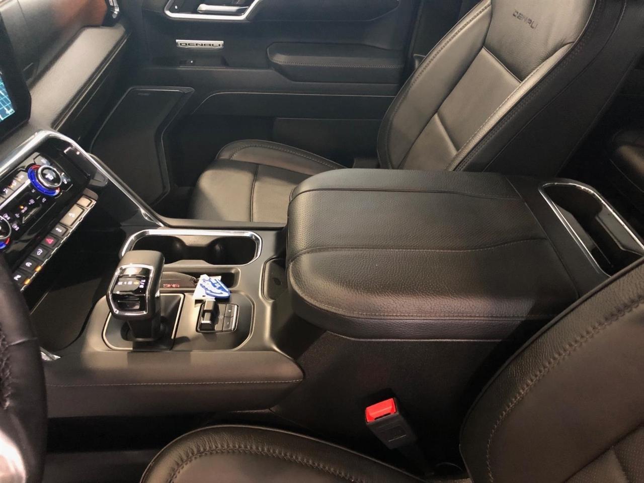 GMC Sierra 1500 4WD Crew Cab 147" Denali 2025