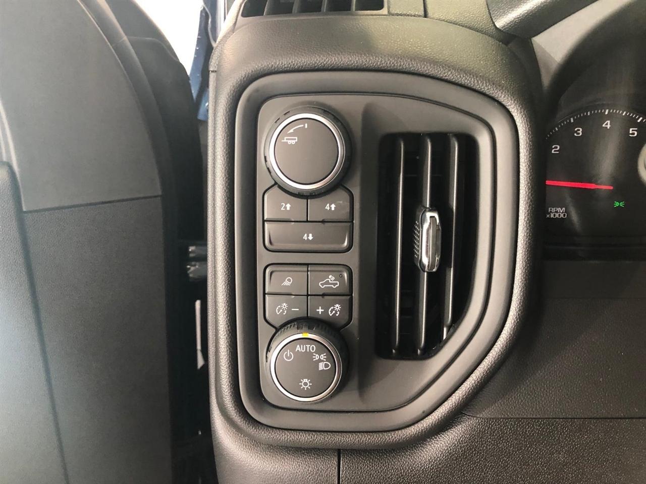 Chevrolet Silverado 2500HD 4WD Crew Cab 159" Custom 2026