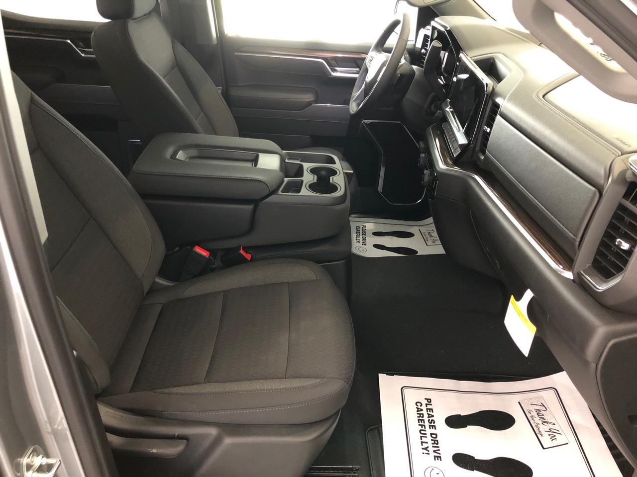 Chevrolet Silverado 1500 4WD Crew Cab 147" LT w/1LT 2026