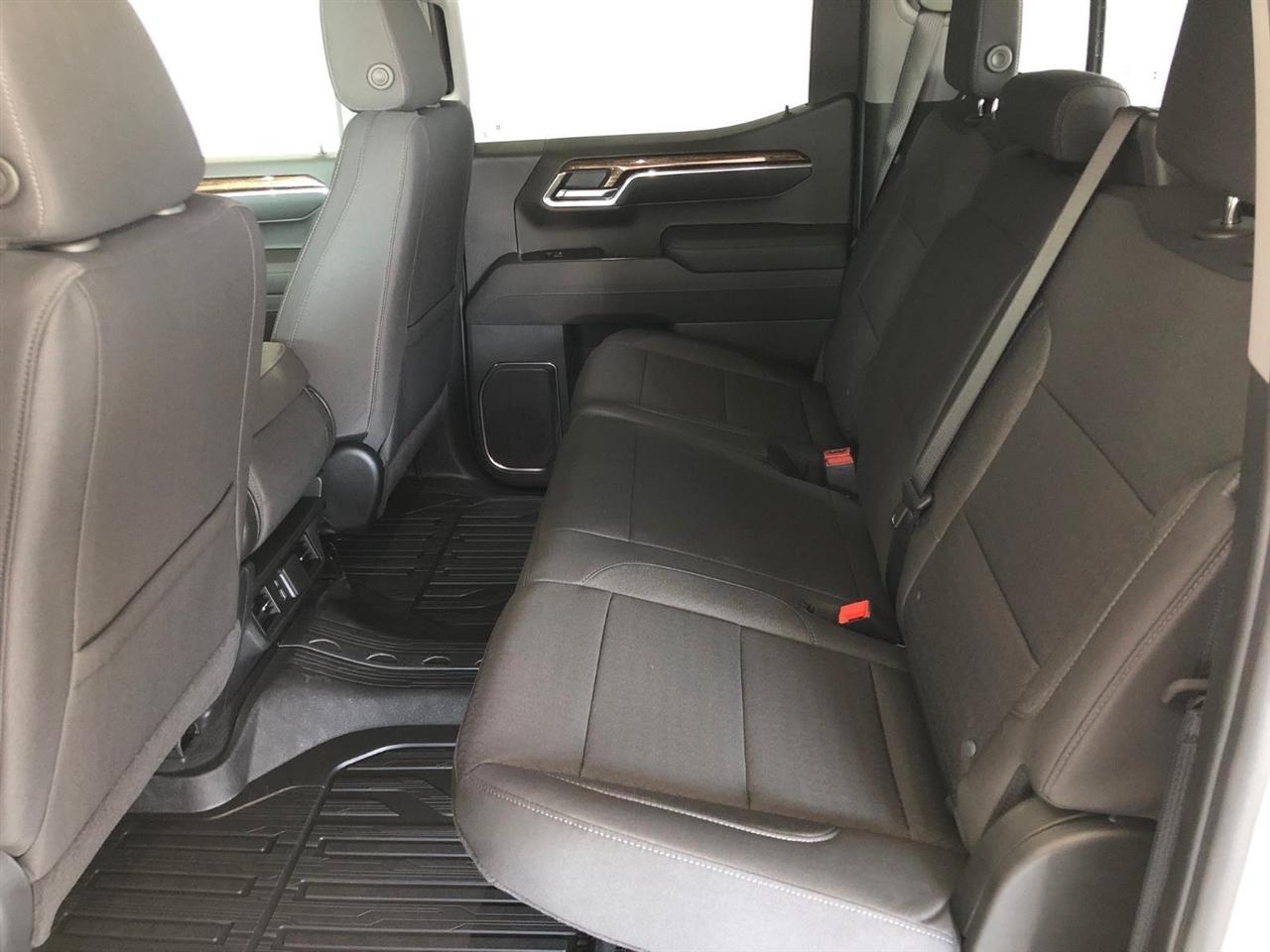 GMC Sierra 1500 4WD Crew Cab 147" SLE 2026