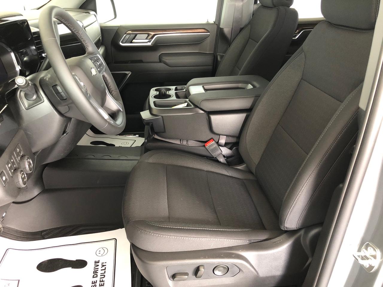 Chevrolet Silverado 1500 4WD Crew Cab 147" LT w/1LT 2026