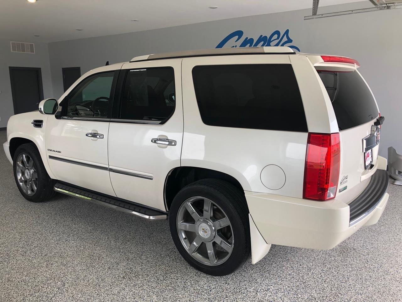 Cadillac Escalade AWD 4dr Premium 2011