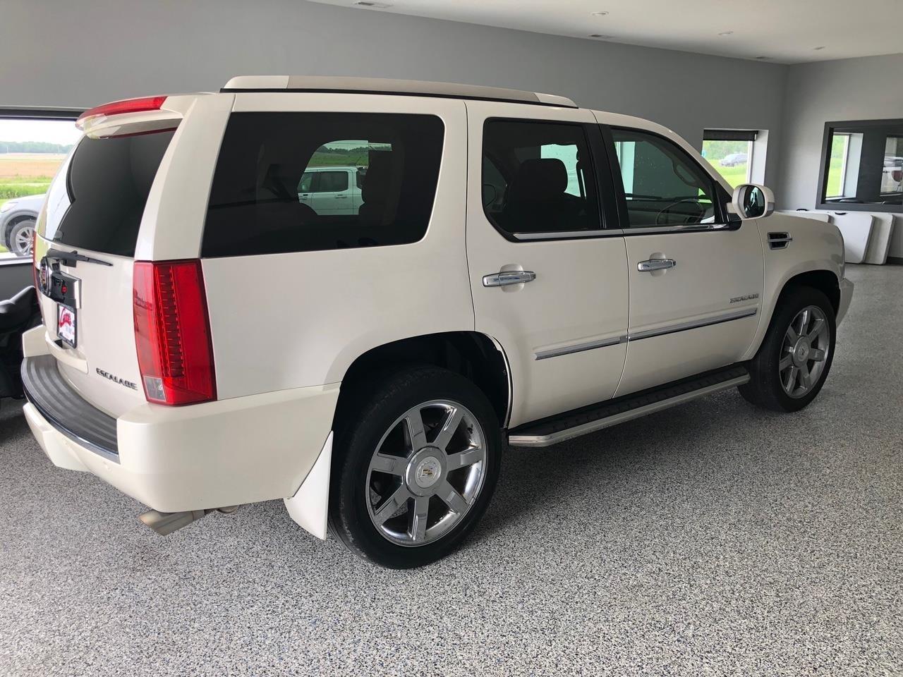 Cadillac Escalade AWD 4dr Premium 2011