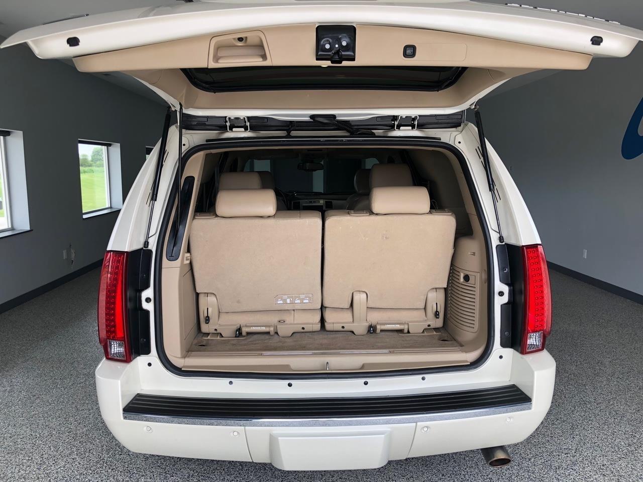 Cadillac Escalade AWD 4dr Premium 2011