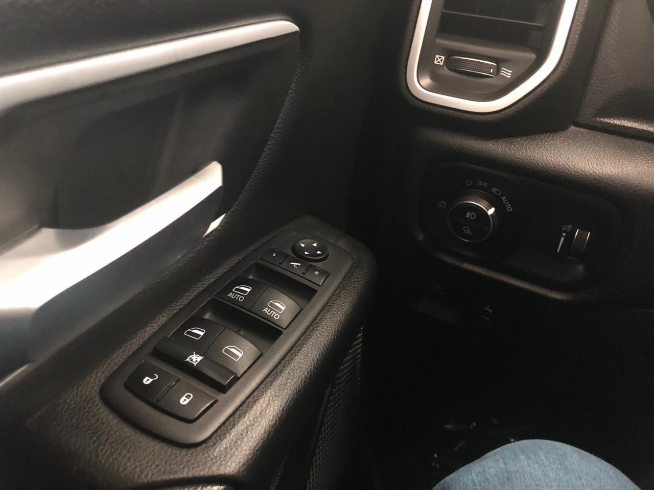 RAM 1500 Big Horn 4x4 Crew Cab 5'7" Box 2022