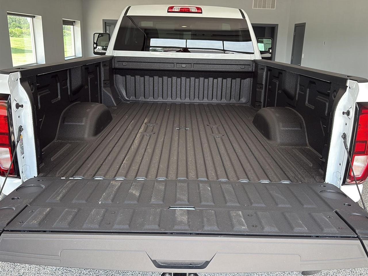 GMC Sierra 2500HD 4WD Reg Cab 142" Pro 2026
