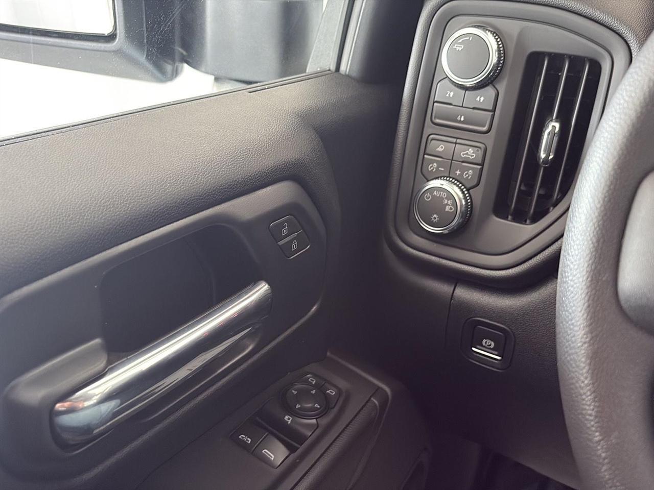GMC Sierra 2500HD 4WD Reg Cab 142" Pro 2026