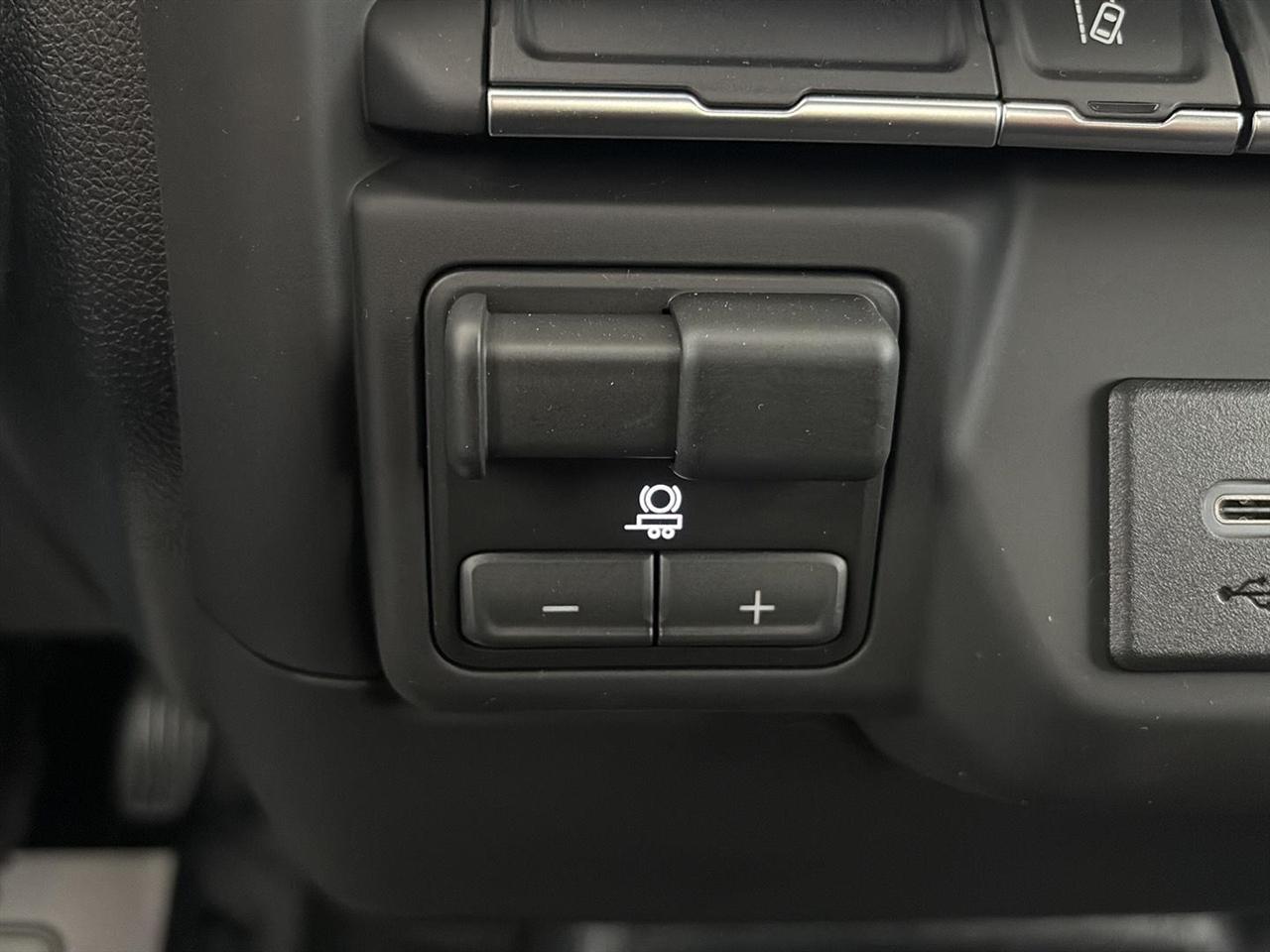 GMC Sierra 2500HD 4WD Reg Cab 142" Pro 2026