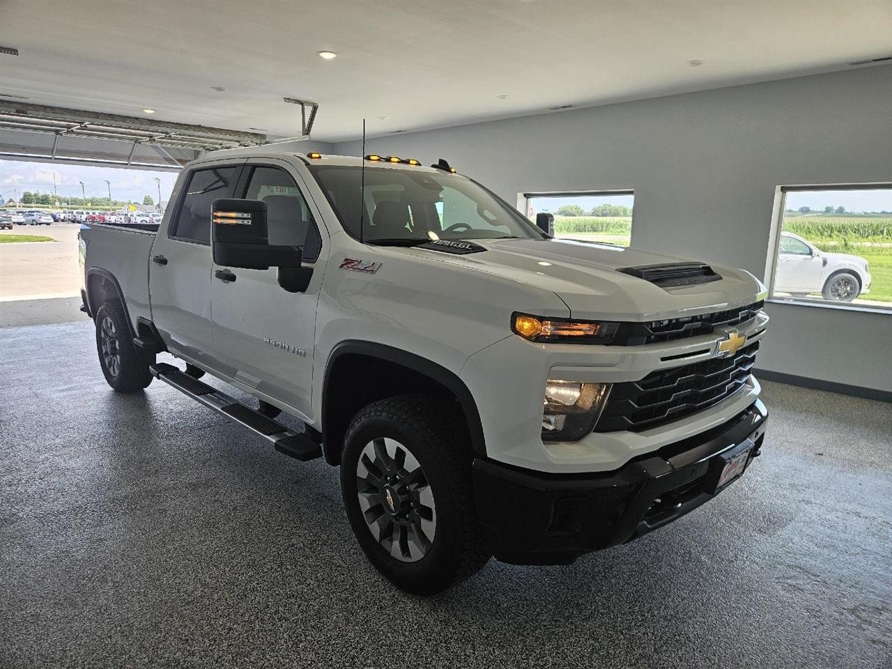 Chevrolet Silverado 2500HD 4WD Crew Cab 159" Custom 2026