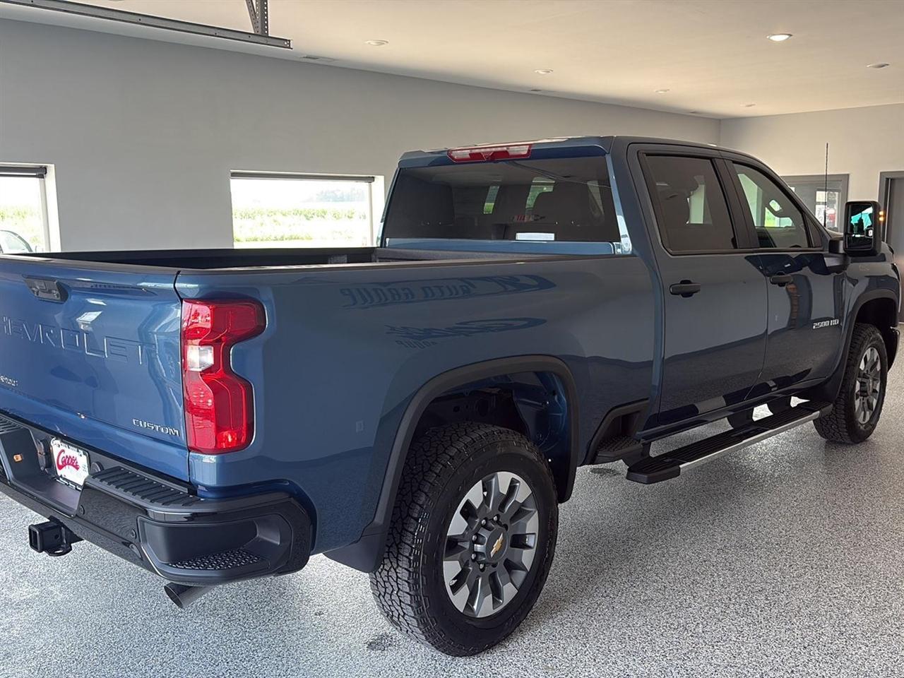 Chevrolet Silverado 2500HD 4WD Crew Cab 159" Custom 2026