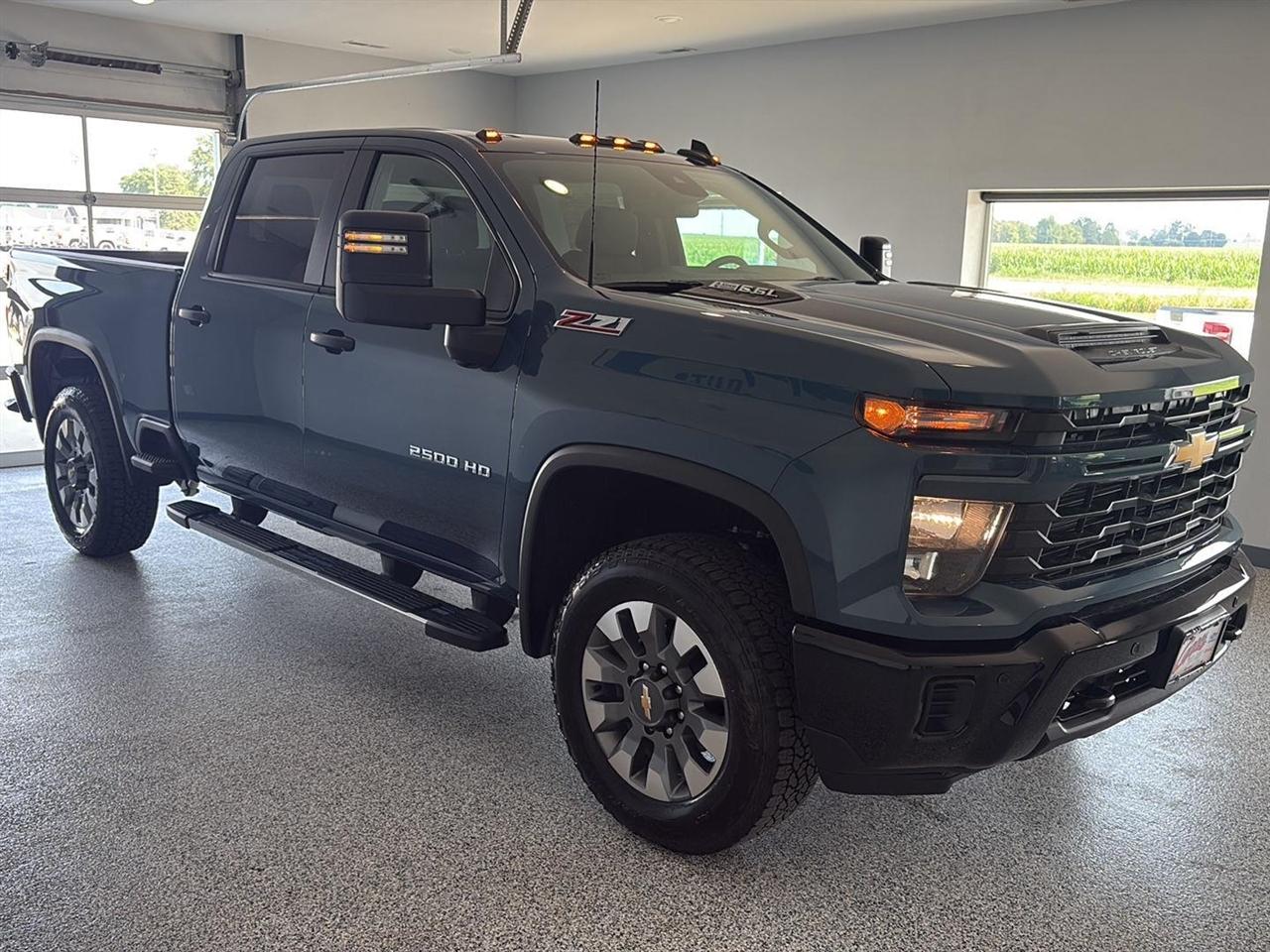 Chevrolet Silverado 2500HD 4WD Crew Cab 159" Custom 2026