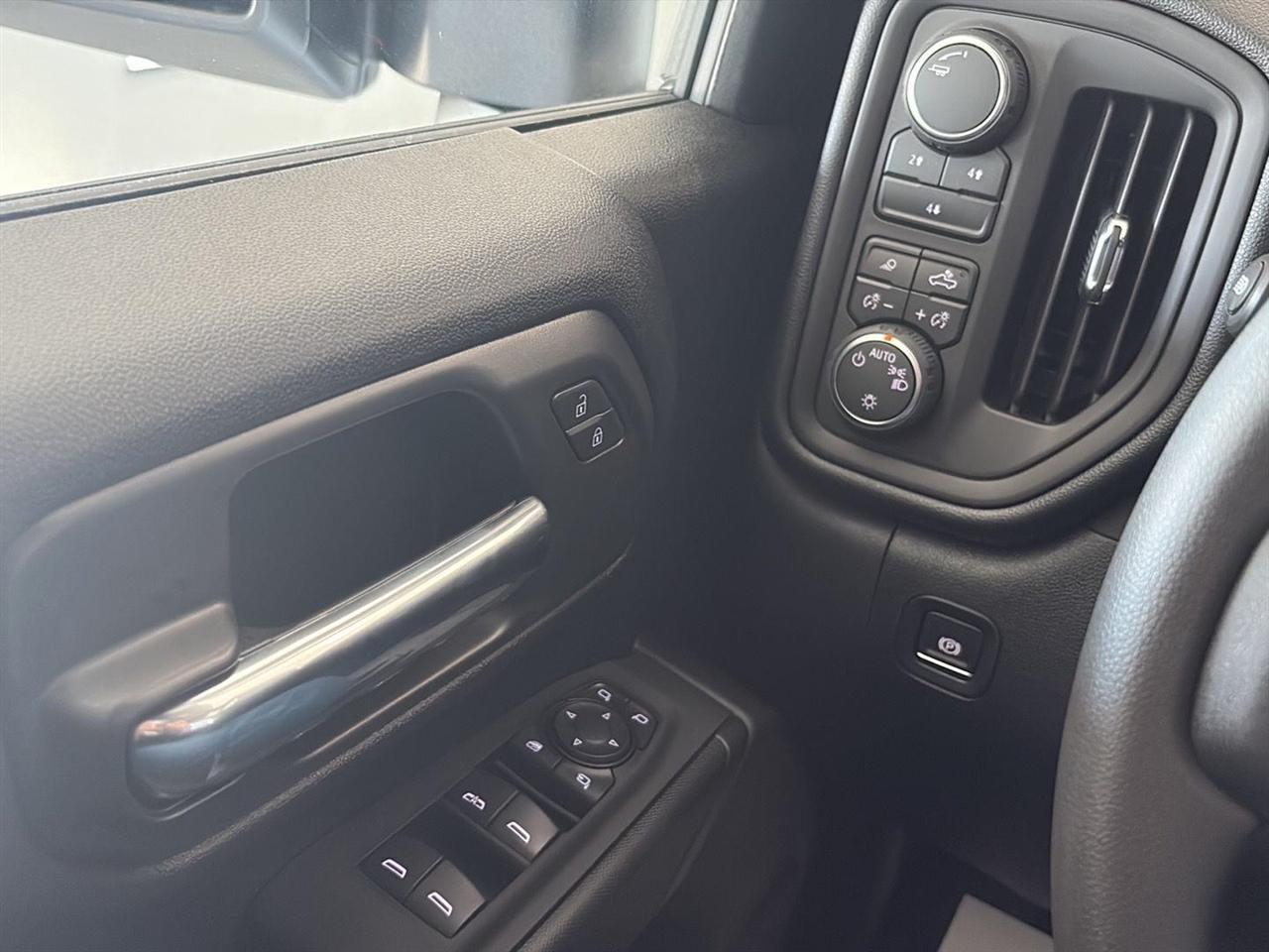 Chevrolet Silverado 2500HD 4WD Crew Cab 159" Custom 2026