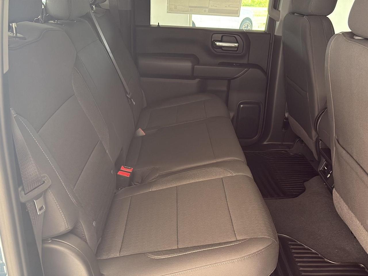 Chevrolet Silverado 2500HD 4WD Crew Cab 159" Custom 2026