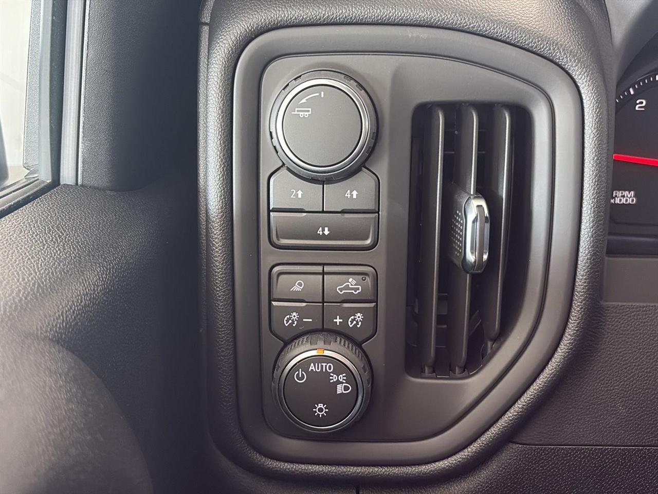 Chevrolet Silverado 2500HD 4WD Crew Cab 159" Custom 2026