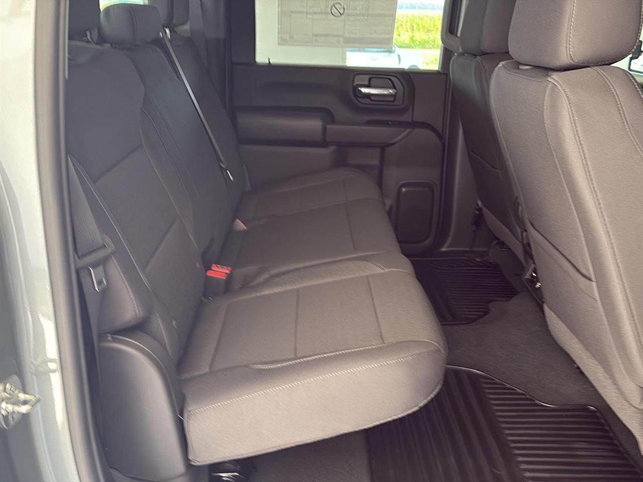 Chevrolet Silverado 2500HD 4WD Crew Cab 159" Custom 2026