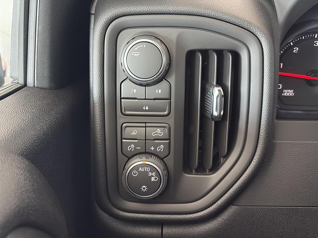 Chevrolet Silverado 2500HD 4WD Crew Cab 159" Custom 2026