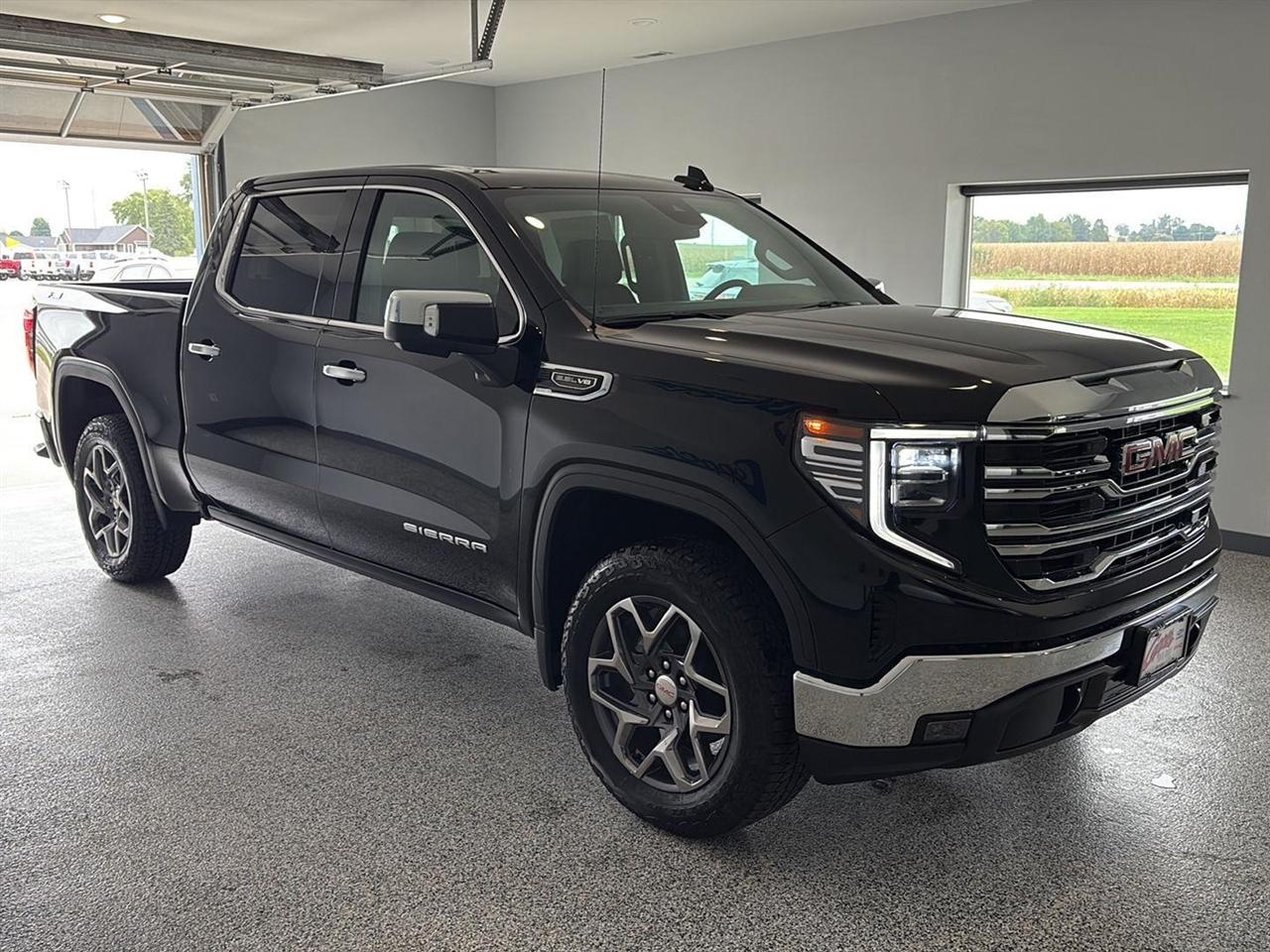 GMC Sierra 1500 4WD Crew Cab 147" SLT 2026
