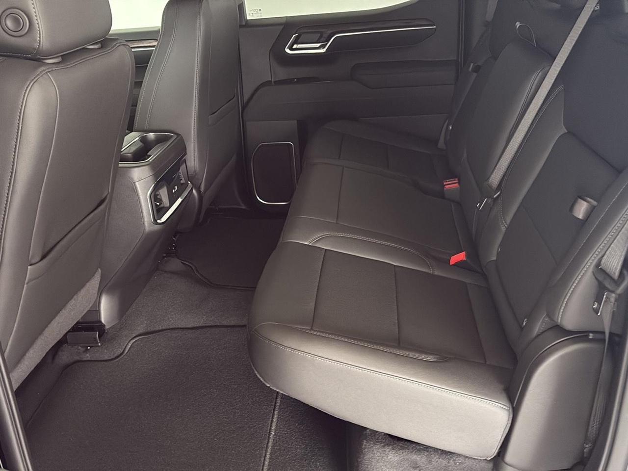 GMC Sierra 1500 4WD Crew Cab 147" SLT 2026
