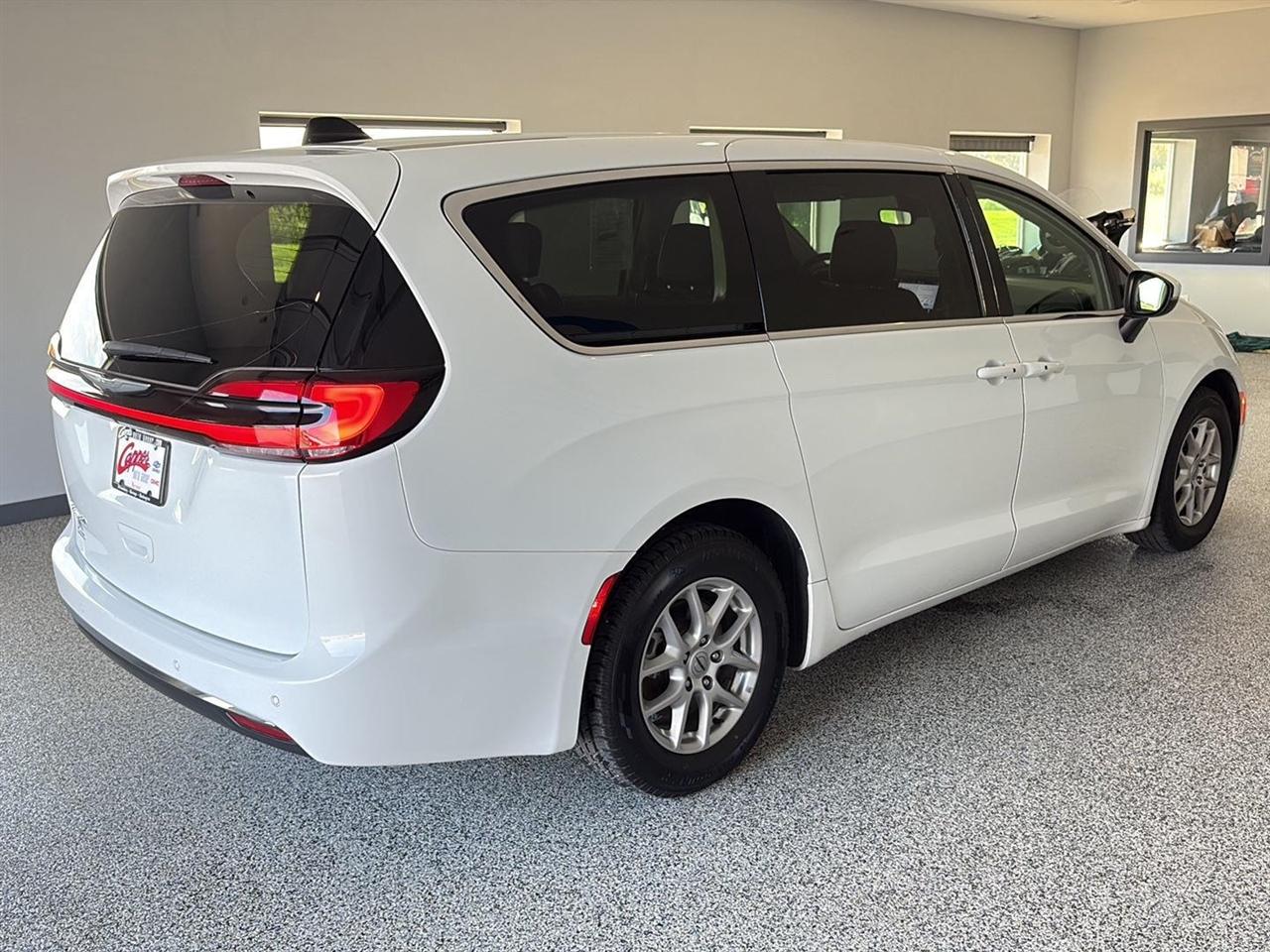 Chrysler Pacifica Touring L FWD 2023